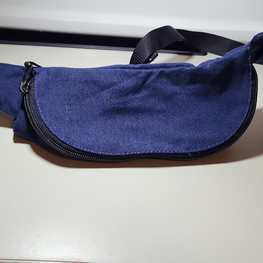 Navy Eddie Bauer Fanny Pack - Picture 2 of 3